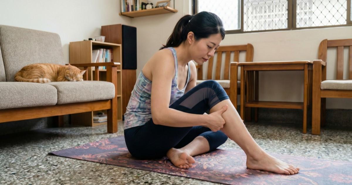 一位女性按壓足三里穴想要排除體內濕氣